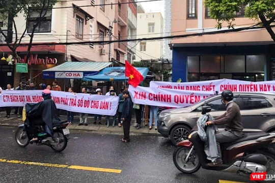 Sau gần 6 tháng thụ lý vụ án, TAND quận Hải Châu đã có thông báo mời 255 khách hàng đến tòa với vai trò là bên thứ 3