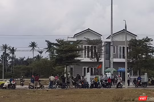 Sáng 15/3, hàng trăm người mua kéo đến trụ sở của Công ty CP Bách Đạt An ở thị xã Điện Bàn (Quảng Nam) để đòi sổ đỏ, sau khi “vây ráp” trụ sở Công ty CP Đầu tư Hoàng Nhất Nam vào đêm hôm trước.