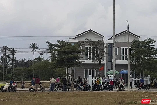 Sáng 15/3, hàng trăm người mua kéo đến trụ sở của Công ty CP Bách Đạt An ở thị xã Điện Bàn (Quảng Nam) để đòi sổ đỏ, sau khi “vây ráp” trụ sở Công ty CP Đầu tư Hoàng Nhất Nam vào đêm hôm trước.