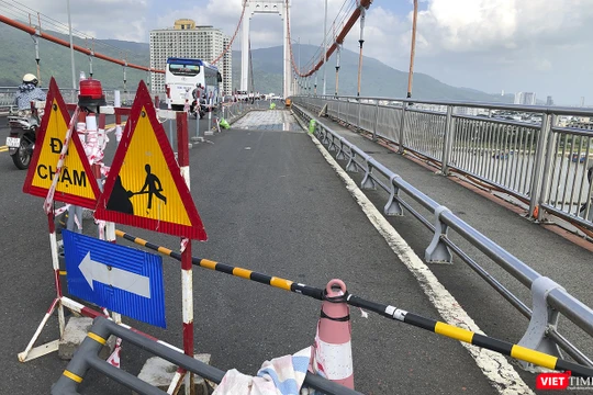 Rào chắn thi công phục vụ thi công thay thế lớp phủ mặt cầu Thuận Phước