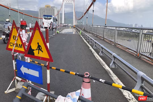 Rào chắn thi công phục vụ thi công thay thế lớp phủ mặt cầu Thuận Phước
