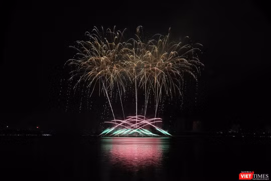 Khoảnh khắc pháo hoa cỉa đội Phần Lan trong đêm DIFF 2019 mang chủ đề "Tình yêu"