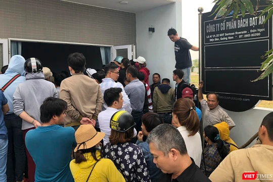 Người mua tập trung tại trụ sở Công ty CP Bách Đạt An tại Khu đô thị Điện Nam-Điện Ngọc để đòi quyền lợi.