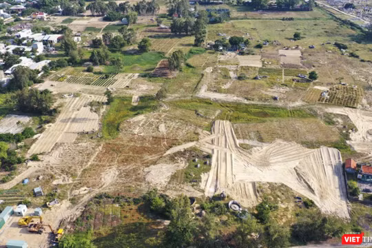 Hiện trạng dự án là ruộng hoa màu và nghĩa địa chưa được đền bù giải tỏa nhưng đã được rao bán