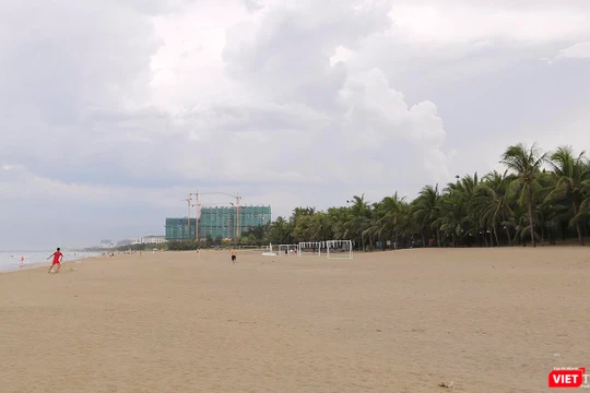 Cơ quan chức năng Đà Nẵng vừa phát hiện 14 khu nghỉ dưỡng, resort ven biển du lịch Đà Nẵng trên địa bàn quận Ngũ Hành Sơn xây dựng công trình trái phép trong vệt 50m khu vực bãi cát công cộng