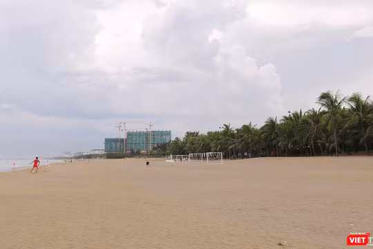 Cơ quan chức năng Đà Nẵng vừa phát hiện 14 khu nghỉ dưỡng, resort ven biển du lịch Đà Nẵng trên địa bàn quận Ngũ Hành Sơn xây dựng công trình trái phép trong vệt 50m khu vực bãi cát công cộng
