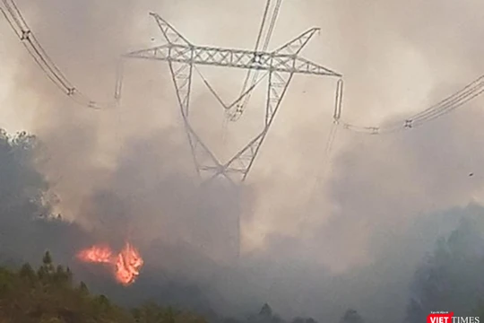 Đám cháy rừng tại khu vực huyện Hương Thủy (tỉnh Thừa Thiên Huế) đang bao vây đường dây 500KV tại khu vực (ảnh EVN)