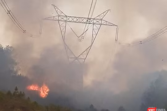 Đám cháy rừng tại khu vực huyện Hương Thủy (tỉnh Thừa Thiên Huế) đang bao vây đường dây 500KV tại khu vực (ảnh EVN)