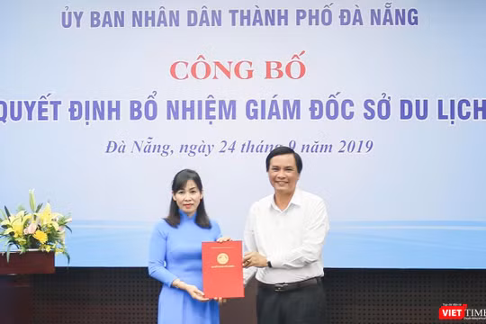 Bà Trương Thị Hồng Hạnh nhận quyết định bổ nhiệm giám đốc Sở Du lịch Đà Nẵng