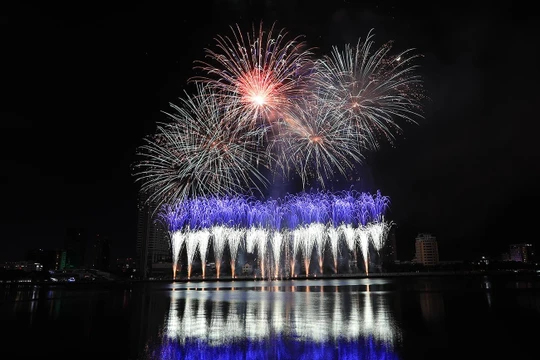 Màn trình diễn pháo hoa tại DIFF 2019
