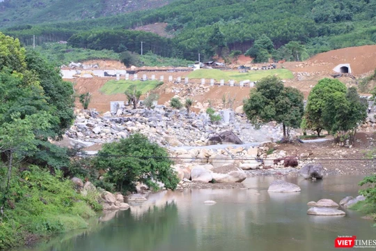 Một đoạn sông Luông Đông chảy qua khu vực dự án mở rộng Công viên suối khoáng nóng núi Thần Tài bị chủ đầu tư lấp chặn dòng