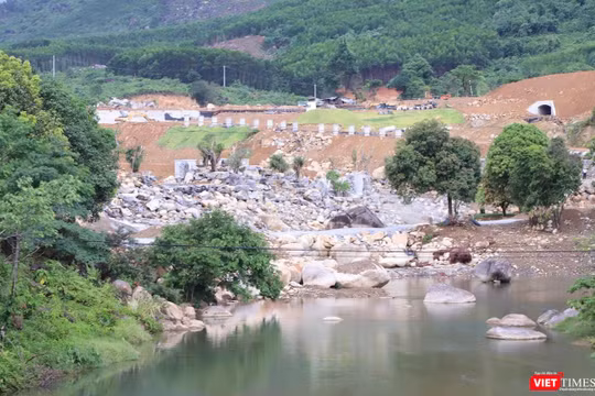 Một đoạn sông Luông Đông chảy qua khu vực dự án mở rộng Công viên suối khoáng nóng núi Thần Tài bị chủ đầu tư lấp chặn dòng