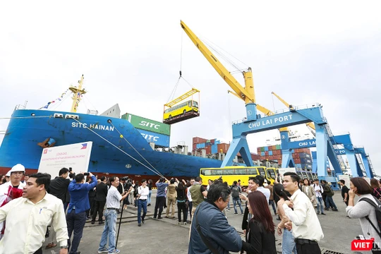 Những chiếc xe bus đầu tiên mang thương hiệu Thaco xuất khẩu ra nước ngoài