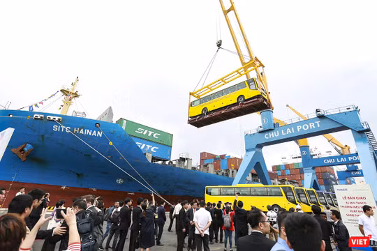 Thaco xuất lô hàng xe bus đi nước ngoài tại Cảng Chu Lai (Quảng Nam)