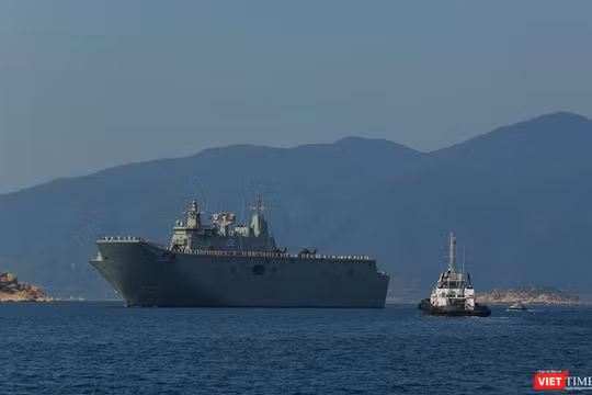 Tàu HMAS Canberra trên vịnh Cam Ranh