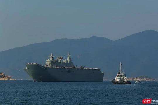 Tàu HMAS Canberra trên vịnh Cam Ranh