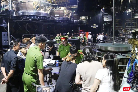 Lực lượng Công an kiểm tra bên trong vũ trường New Phương Đông