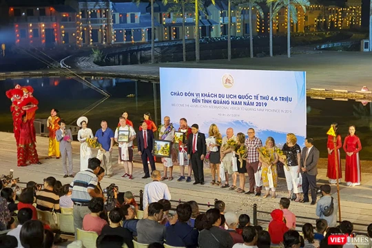Quang cảnh buổi đón nhận vị khách du lịch quốc tế thứ 4,6 triệu đến với Quảng Nam.
