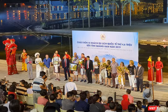 Quang cảnh buổi đón nhận vị khách du lịch quốc tế thứ 4,6 triệu đến với Quảng Nam.