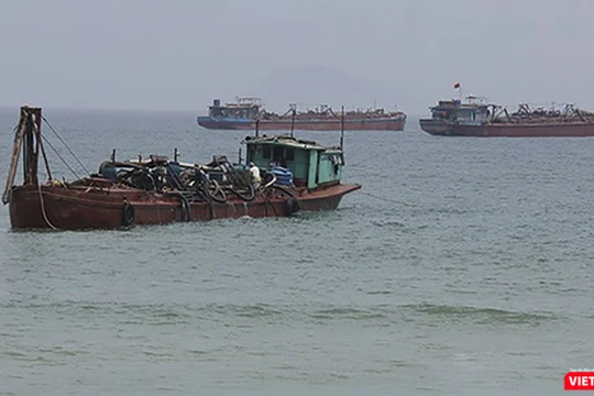 Tàu hút cát trên biển Cửa Đại (Hội An, Quảng Nam)