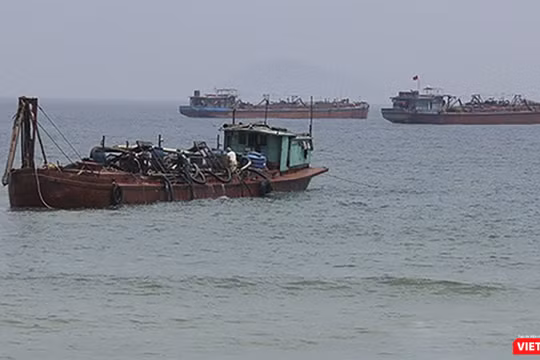 Tàu hút cát trên biển Cửa Đại (Hội An, Quảng Nam)