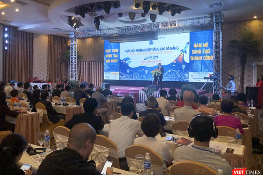 Ông Lê Trung Chinh - Phó Chủ tịch UBND TP Đà Nẵng phát biểu khai mạc sự kiện Ngày hội khởi nghiệp sáng tạo Đà Nẵng-SURF 2019 diễn ra sáng nay (1/11)