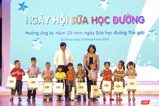 Phó Chủ tịch nước Đặng Thị Ngọc Thịnh và Phó Chủ tịch UBND TP Đà Nẵng Lê Trung Chinh tặng quà cho các em nhỏ trong khuôn khổ chương trình hưởng ứng kỷ niệm 20 năm ngày Sữa học đường thế giới diễn ra tại TP Đà Nẵng