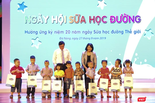 Phó Chủ tịch nước Đặng Thị Ngọc Thịnh và Phó Chủ tịch UBND TP Đà Nẵng Lê Trung Chinh tặng quà cho các em nhỏ trong khuôn khổ chương trình hưởng ứng kỷ niệm 20 năm ngày Sữa học đường thế giới diễn ra tại TP Đà Nẵng