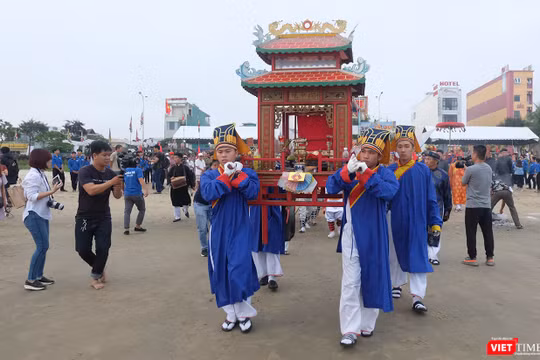 Sáng 20/2 (nhằm ngày 16 tháng Giêng ÂL), tại bãi biển phường Xuân Hà (quận Thanh Khê, TP Đà Nẵng), hàng ngàn người dân và du khách đã tề tựu về đây để chứng kiến Lễ hội Cầu ngư truyền thống của ngư dân