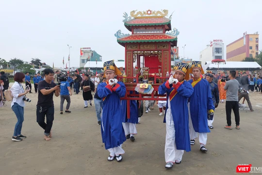 Sáng 20/2 (nhằm ngày 16 tháng Giêng ÂL), tại bãi biển phường Xuân Hà (quận Thanh Khê, TP Đà Nẵng), hàng ngàn người dân và du khách đã tề tựu về đây để chứng kiến Lễ hội Cầu ngư truyền thống của ngư dân