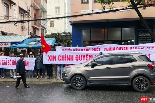 Hàng trăm khách hàng tập trungm căng biểu ngữ tại trụ sở Bách Đạt Corp sáng nay (17/1).