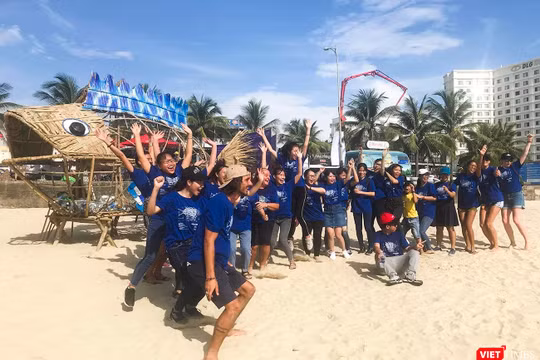 Mô hình cá bống ăn chai nhựa trên biển Đà Nẵng là một trong những hành động hạn chế phát sinh rác thải nhựa ra môi trường ở Đà Nẵng (ảnh Minh Hải)