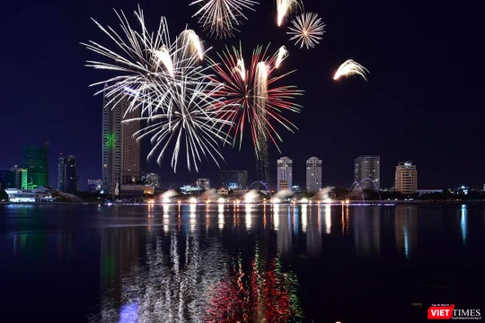Màn trình diễn pháo hoa DIFF bên bờ sông Hàn, TP Đà Nẵng