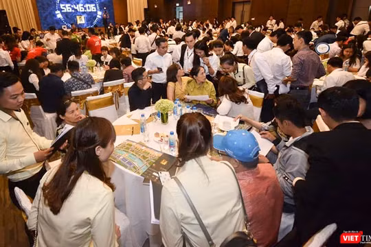 Thị trường kém minh bạch, công cụ quản lý chưa đầy đủ khiến thị trường BĐS tiềm ẩn những nguy cơ rủi ro và người mua là đối tượng gánh chịu