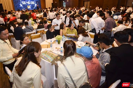 Thị trường kém minh bạch, công cụ quản lý chưa đầy đủ khiến thị trường BĐS tiềm ẩn những nguy cơ rủi ro và người mua là đối tượng gánh chịu