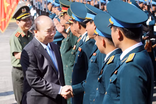 Thủ tướng Nguyễn Xuân Phúc thăm và chúc Tết Sư đoàn Không quân 372.