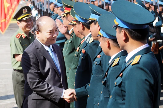 Thủ tướng Nguyễn Xuân Phúc thăm và chúc Tết Sư đoàn Không quân 372.