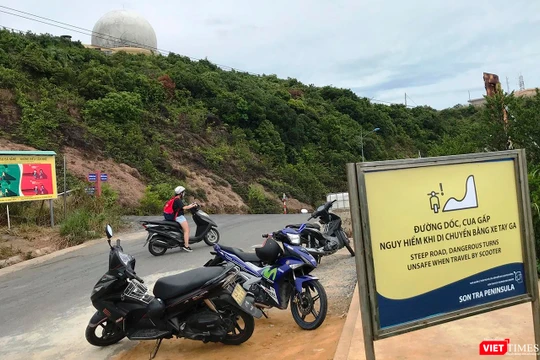 Các biển báo cảnh báo tai nạn được Ban Quản lý Bán đảo Sơn Trà và các bãi biển du lịch Đà Nẵng lắp đặt trên bán đảo Sơn Trà