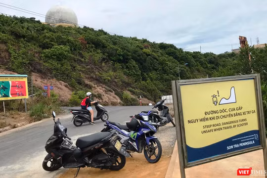 Các biển báo cảnh báo tai nạn được Ban Quản lý Bán đảo Sơn Trà và các bãi biển du lịch Đà Nẵng lắp đặt trên bán đảo Sơn Trà