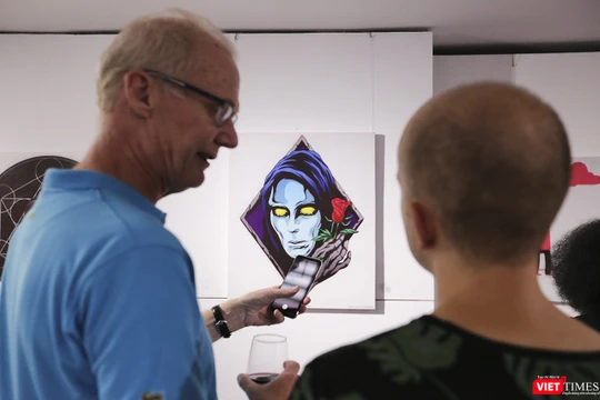 Khách nước ngoài trải nghiệm với tranh công nghệ AR tại triển lãm