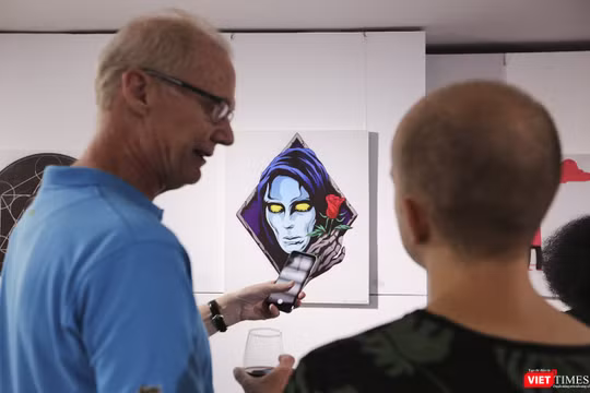 Khách nước ngoài trải nghiệm với tranh công nghệ AR tại triển lãm