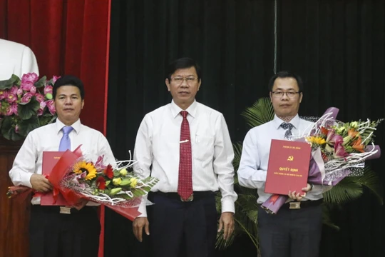 Ông Vũ Quang Hùng (bìa phải) và ông Võ Công Chánh (bìa trái) tại buổi công bố Quyết định phân công công tác.