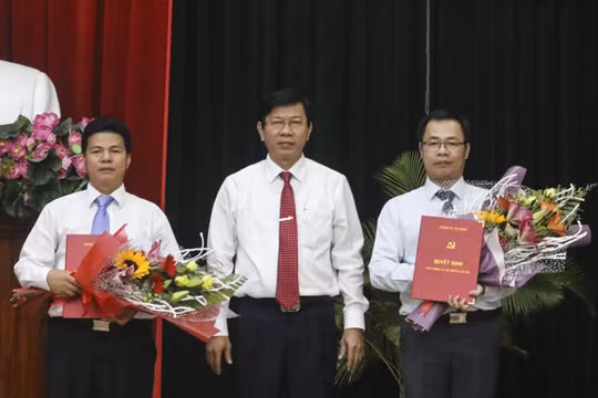 Ông Vũ Quang Hùng (bìa phải) và ông Võ Công Chánh (bìa trái) tại buổi công bố Quyết định phân công công tác.