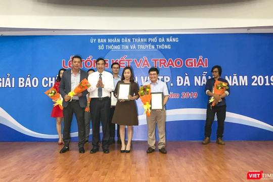 Ông Lê Trung Chinh - Phó Chủ tịch UBND TP Đà Nẵng trao Giải báo chí tuyên truyền TP Đà Nẵng năm 2019 cho các tác giả có tác phẩm đoạt giải