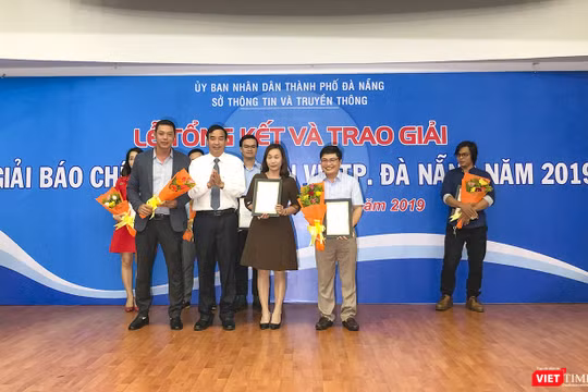 Ông Lê Trung Chinh - Phó Chủ tịch UBND TP Đà Nẵng trao Giải báo chí tuyên truyền TP Đà Nẵng năm 2019 cho các tác giả có tác phẩm đoạt giải