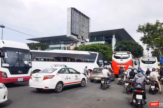 Xe khách trên 30 chỗ ngồi đang "náo loạn" trung tâm TP Đà Nẵng vì thiếu bãi đỗ xe tập trung.