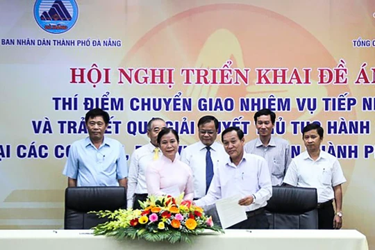 Đại diện các đơn vị và Bưu điện TP Đà Nẵng tại buổi ký kết thực hiện thí điểm Đề án (ảnh Ngô Huyền-danang.gov.vn)