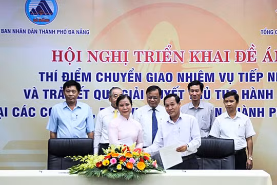 Đại diện các đơn vị và Bưu điện TP Đà Nẵng tại buổi ký kết thực hiện thí điểm Đề án (ảnh Ngô Huyền-danang.gov.vn)