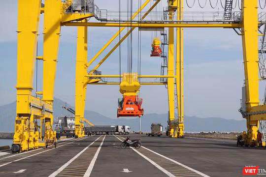 Sau năm 2020, Cảng Liê Chiểu sẽ từng bước phát triển để đảm nhận vai trò khu bến chính của cảng cửa ngõ quốc tế tại khu vực miền Trung, tiếp nhận tàu có trọng tải 100.000 tấn. Tàu container có sức chở từ 6.000-8.000 TEUS. 