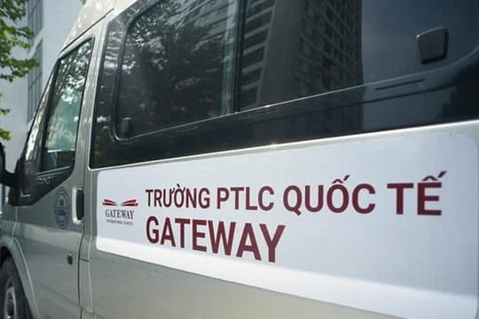 Xe đưa đón trẻ đến trường của trường Gateway